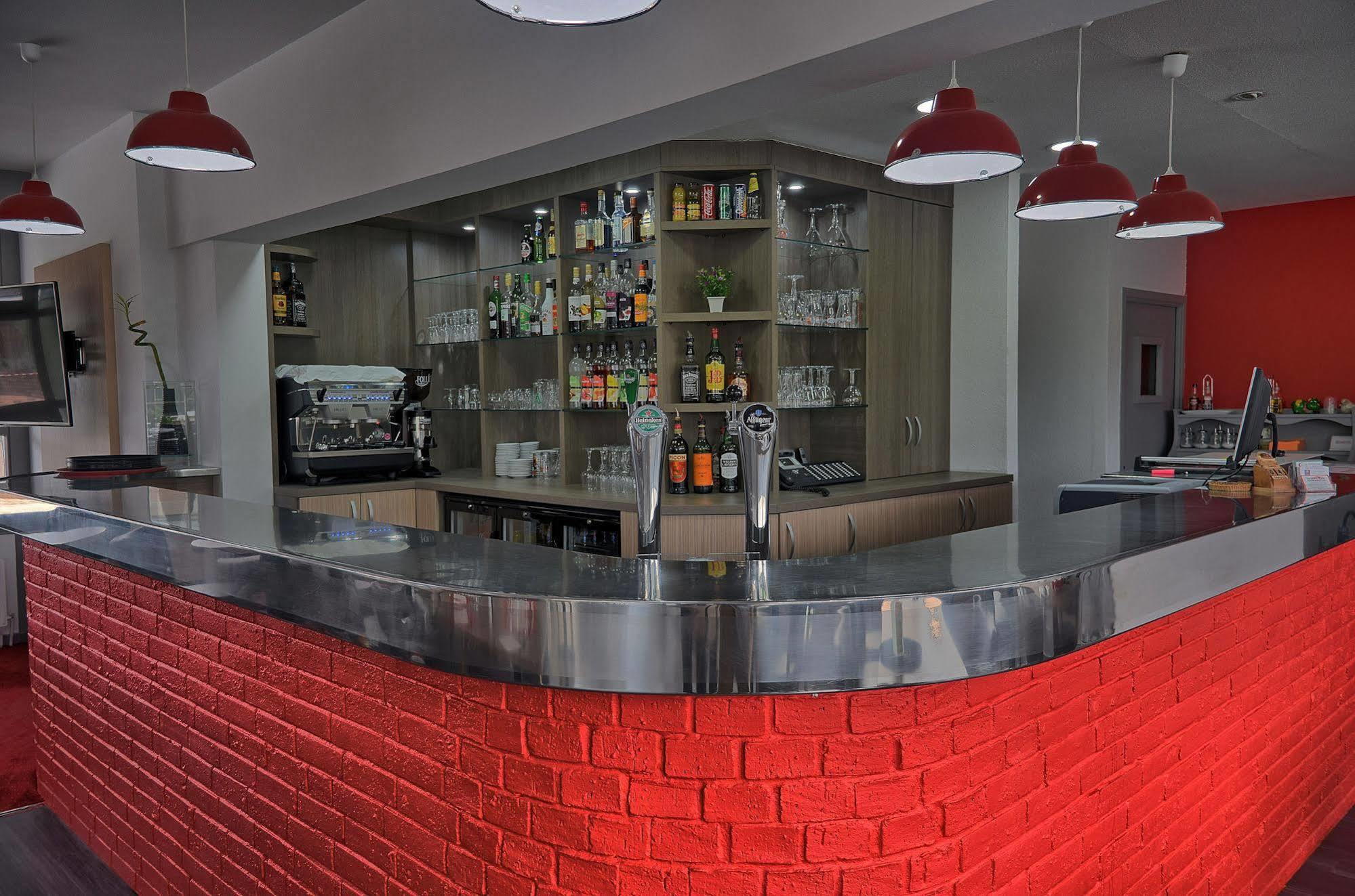 Hotel Restaurant Les Jardins D'Epone Экстерьер фото