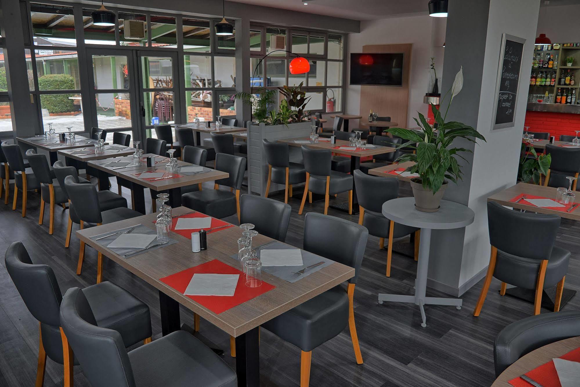 Hotel Restaurant Les Jardins D'Epone Экстерьер фото