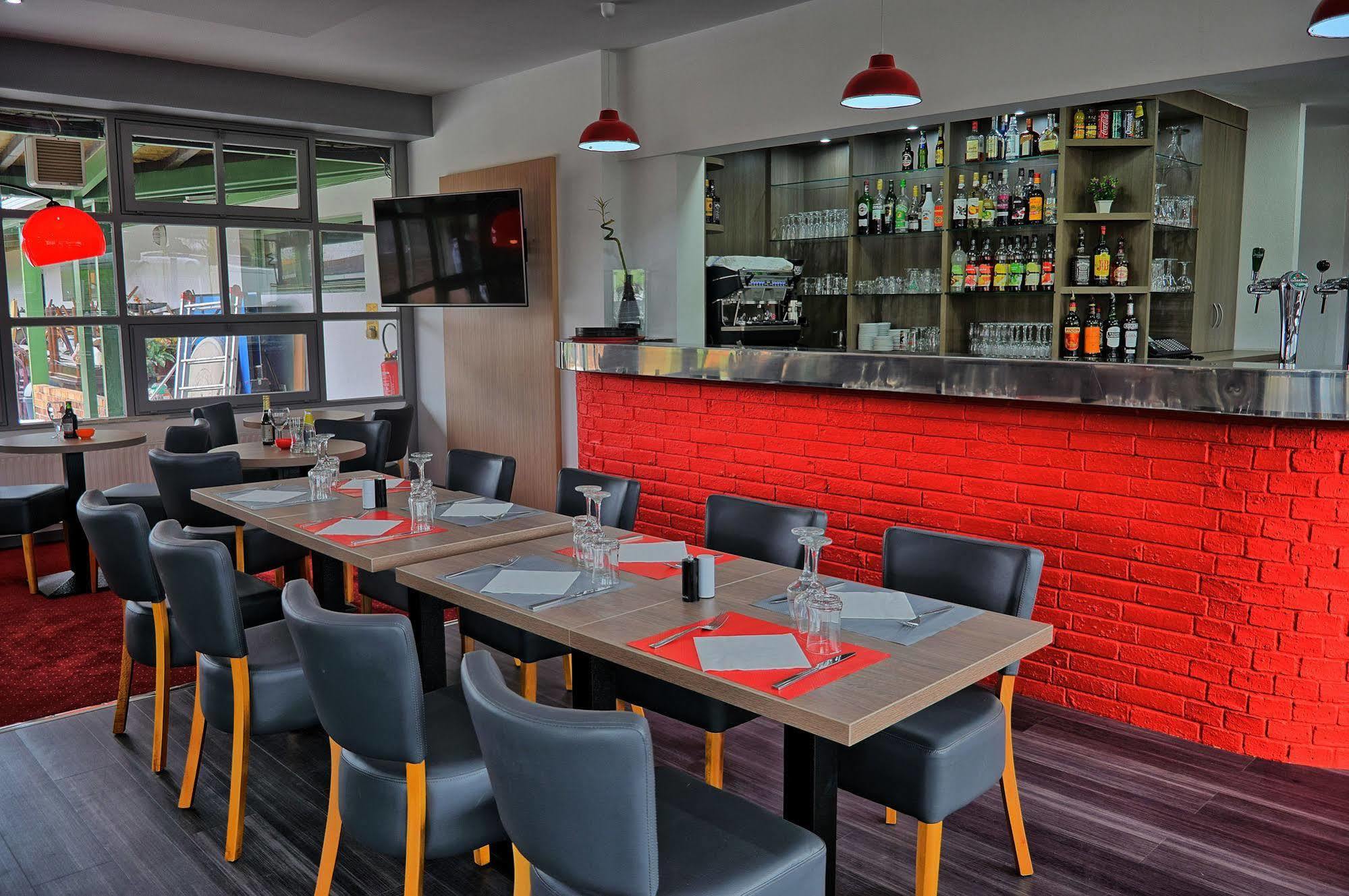 Hotel Restaurant Les Jardins D'Epone Экстерьер фото